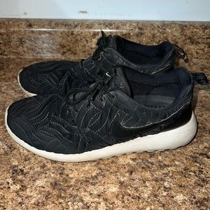 Nike black tennis shoes